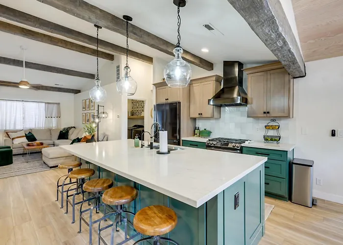 Stylish Hideaway W/ Hot Tub & Fire Pit! Holiday home Flagstaff