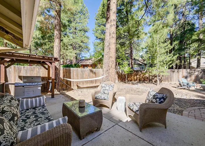 Stylish Hideaway W/ Hot Tub & Fire Pit!