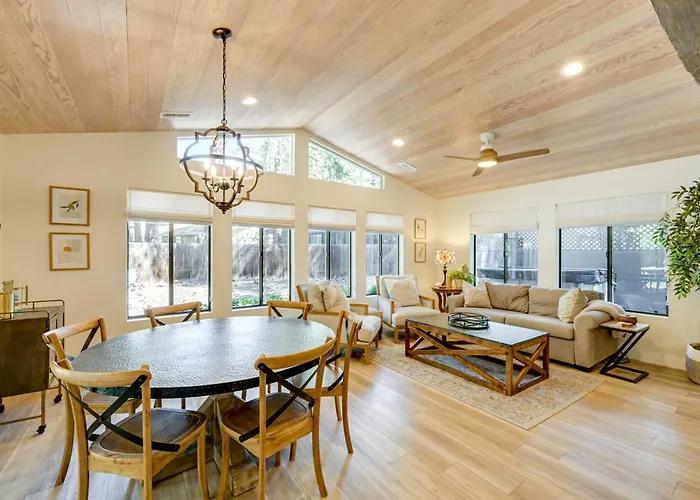 Stylish Hideaway W/ Hot Tub & Fire Pit! Holiday home Flagstaff