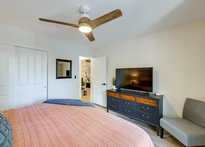 Stylish Hideaway W/ Hot Tub & Fire Pit! *