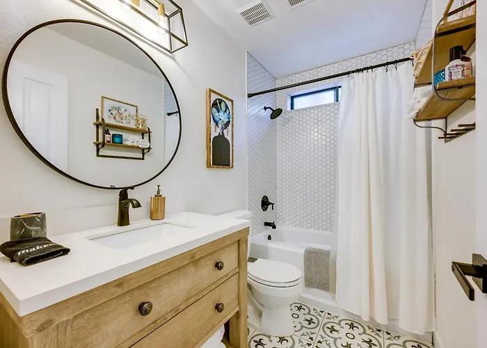 Stylish Hideaway W/ Hot Tub & Fire Pit! Holiday home