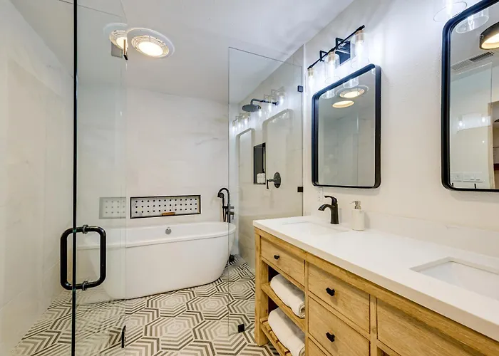 Stylish Hideaway W/ Hot Tub & Fire Pit! Holiday home