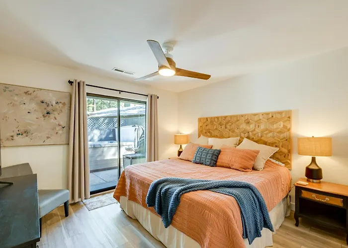 Stylish Hideaway W/ Hot Tub & Fire Pit! Holiday home