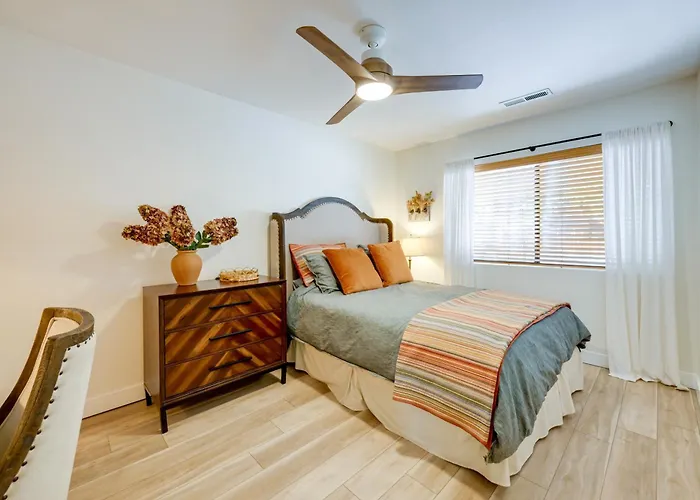 Stylish Hideaway W/ Hot Tub & Fire Pit! Holiday home Flagstaff