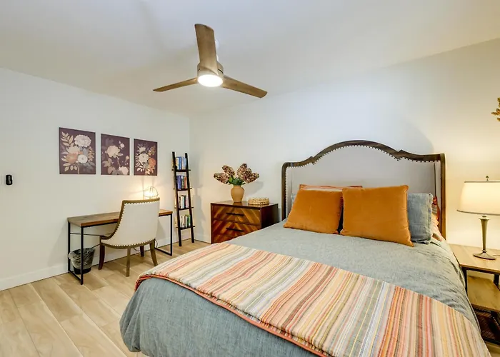 Stylish Hideaway W/ Hot Tub & Fire Pit! Holiday home Flagstaff