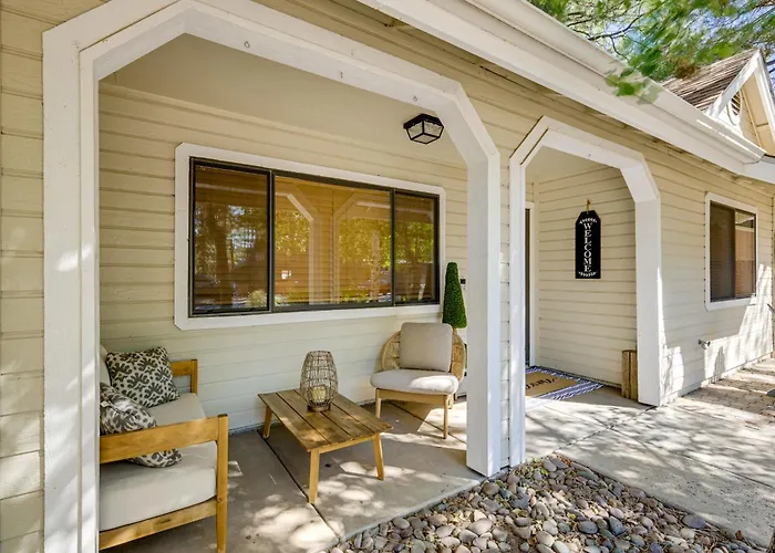 Stylish Hideaway W/ Hot Tub & Fire Pit! Holiday home Flagstaff