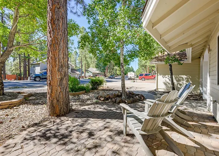 Stylish Hideaway W/ Hot Tub & Fire Pit!
