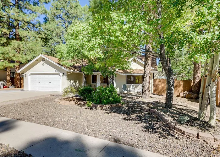 Stylish Hideaway W/ Hot Tub & Fire Pit! Holiday home Flagstaff