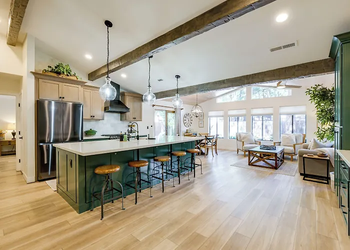 Stylish Hideaway W/ Hot Tub & Fire Pit! Holiday home Flagstaff