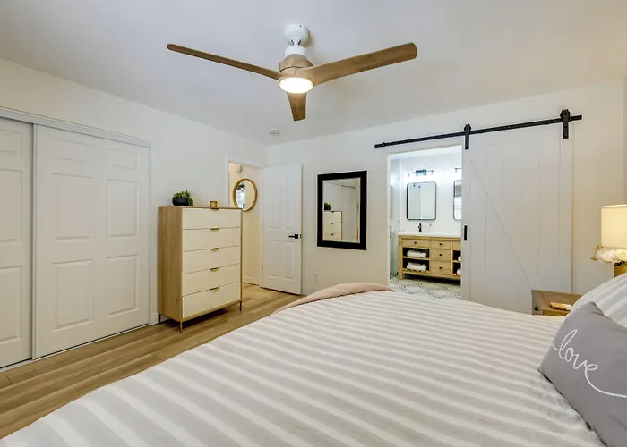 Stylish Hideaway W/ Hot Tub & Fire Pit! Holiday home *