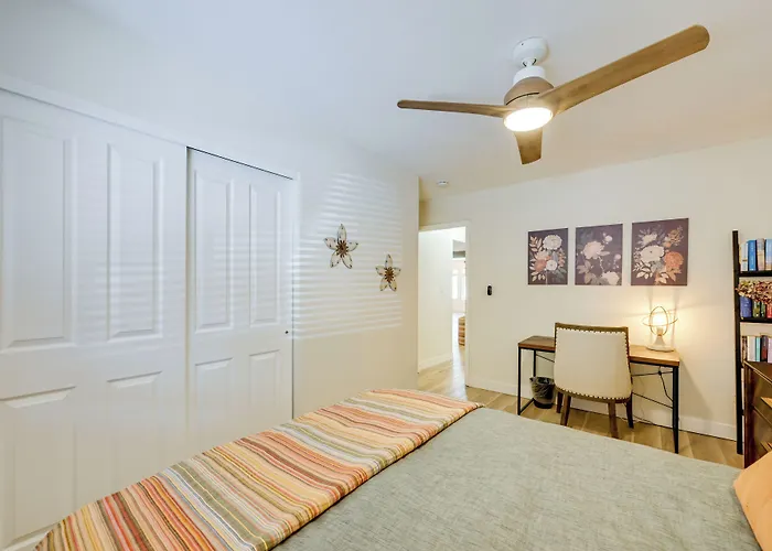 Stylish Hideaway W/ Hot Tub & Fire Pit! Holiday home *