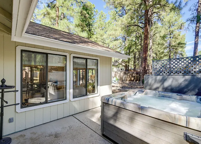 Stylish Hideaway W/ Hot Tub & Fire Pit! Holiday home Flagstaff