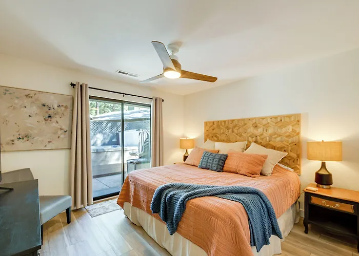 Stylish Hideaway W/ Hot Tub & Fire Pit! *
