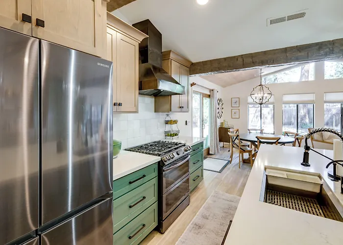 Stylish Hideaway W/ Hot Tub & Fire Pit! Holiday home *