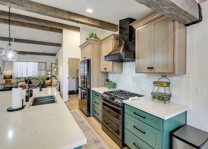 Stylish Hideaway W/ Hot Tub & Fire Pit! Holiday home *
